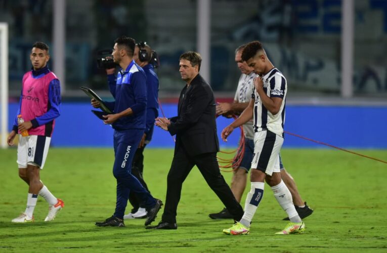Ángel Hoyos dejó de ser el técnico de Talleres