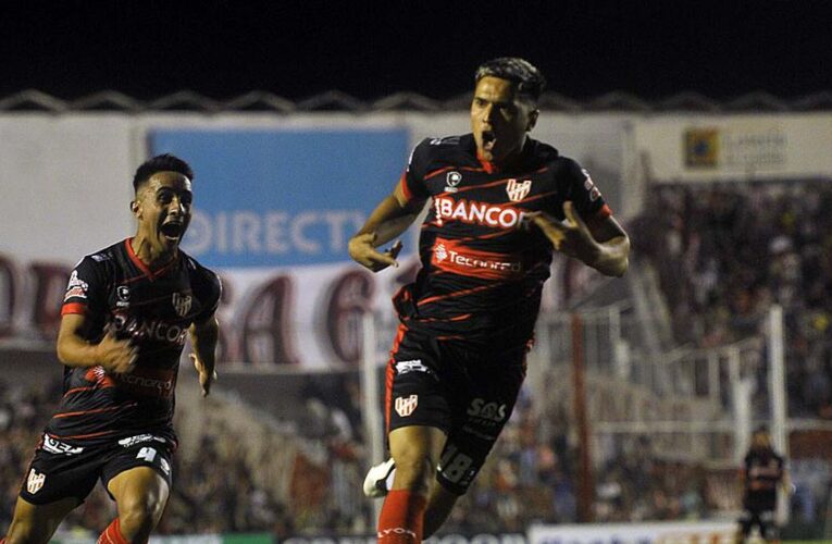Instituto le ganó a Ferro un partido increíble y se prende arriba
