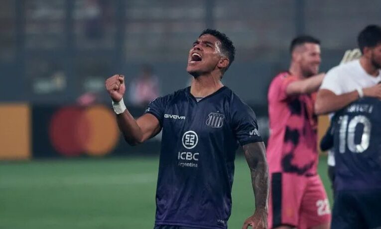 Talleres empató ante Sporting Cristal y clasificó a los octavos de la Copa Libertadores por primera vez