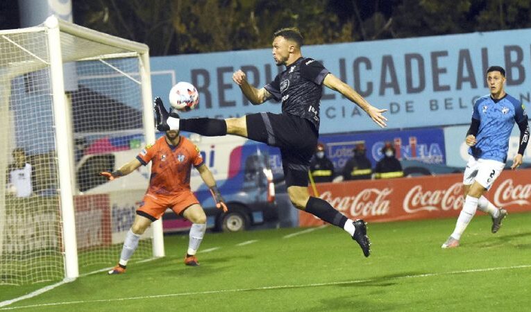 Belgrano le ganó a Almagro y sigue firme en la punta
