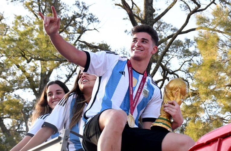 Calchín rendido a los pies del campeón mundial Julián Álvarez en su llegada al pueblo