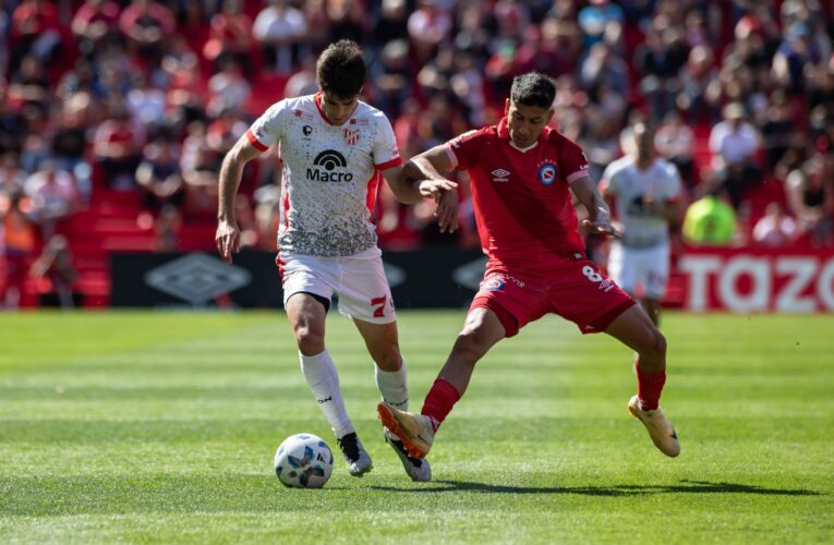 Instituto venció 2-1 a Argentinos Juniors y se salvó del descenso